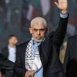 نحن هنا عائلة كل شخص لها راية 1